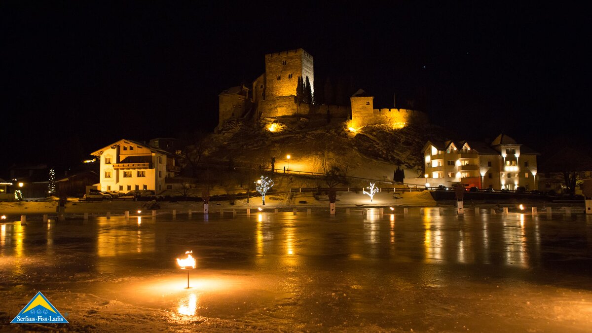 Der beleuchtete Lader Schlossweiher und die Burg Laudeck in Ladis in Tirol im Winter | © Andreas Kirschner