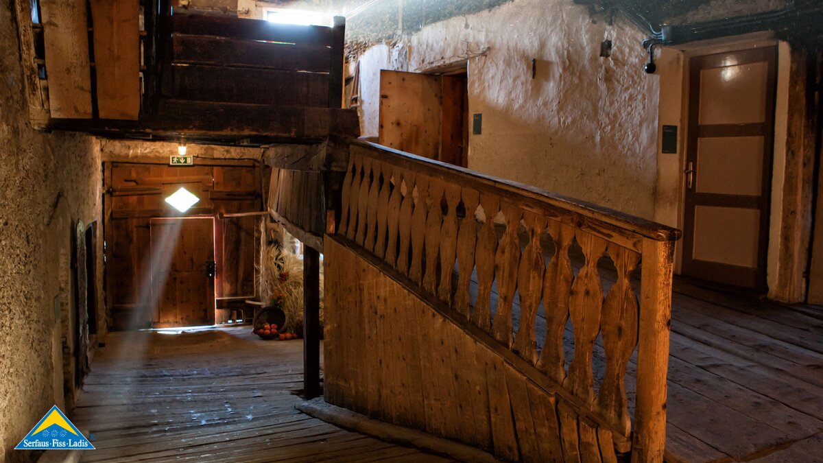 Blick vom oberen Stock zum Museumseingang im S'Paules und S'Seppls Haus in Fiss in Tirol | © Andreas Kirschner
