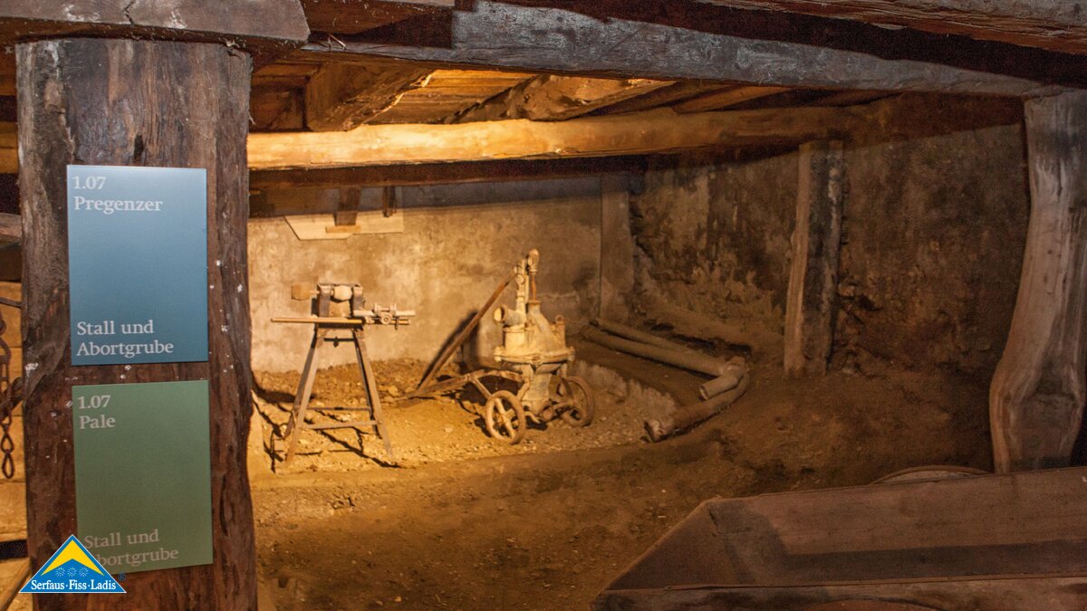 Stall und Abortgrube in S'Paules und S'Seppls Haus im Museum in Fiss in Tirol | © Andreas Kirschner