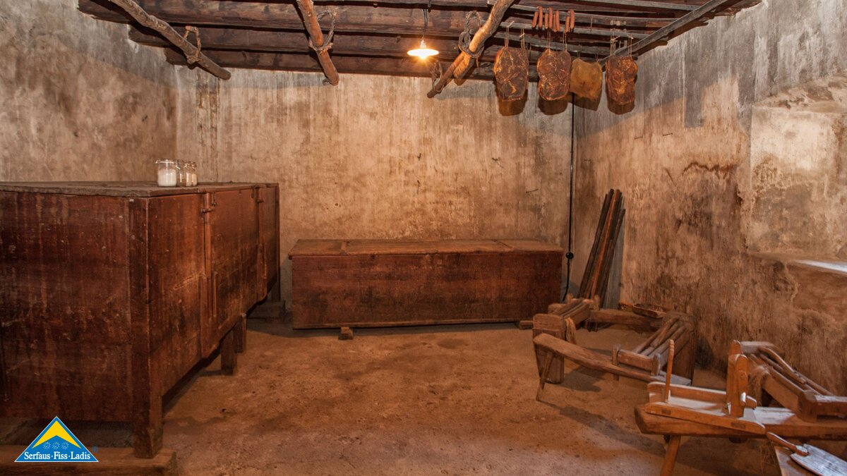 Kisten und Kästen aus Holz zum Lagern unterschiedlichster Gegenstände im Museum S'Paules und S'Seppls Haus in Fiss in Tirol | © Andreas Kirschner