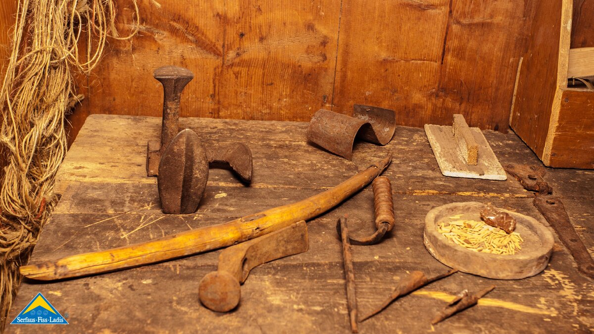 Alte Werkzeuge gibt es im Museum S'Paules und S'Seppls Haus in Fiss in Tirol zu bestaunen | © Andreas Kirschner