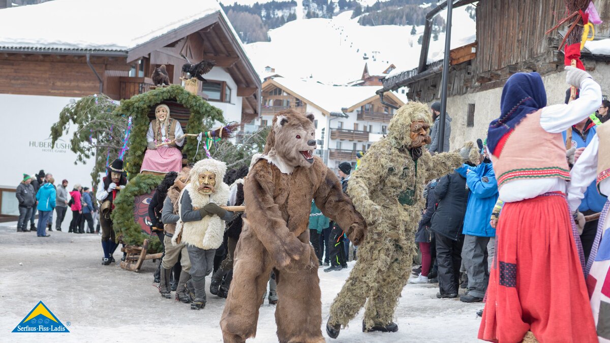 Das Fisser Blochziehen ist einer der ältesten Fasnachtsbräuche in Tirol | © Andreas Kirschner