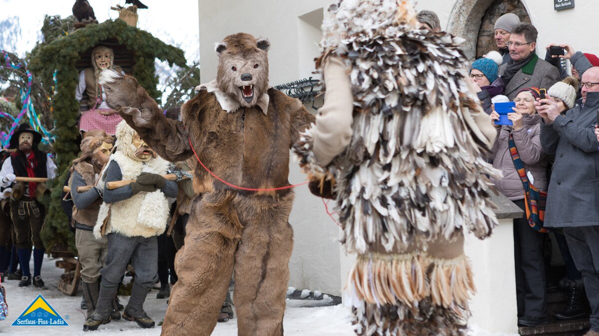 Der Bär beim Fisser Blochziehen in Serfaus-Fiss-Ladis in Tirol | © Andreas Kirschner
