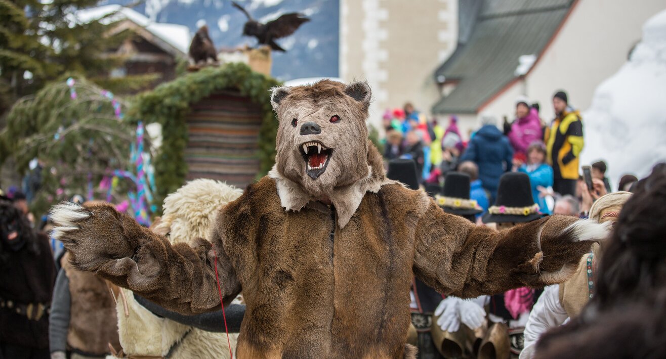 Das Fisser Blochziehen ist einer der ältesten Fasnachtsbräuche in Tirol | © Andreas Kirschner