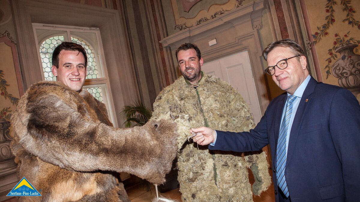 Der Bär, der Miasmann und Tirols Landeshauptmann Günther Platter im Landhaus für das Fisser Blochziehen | © ProMedia