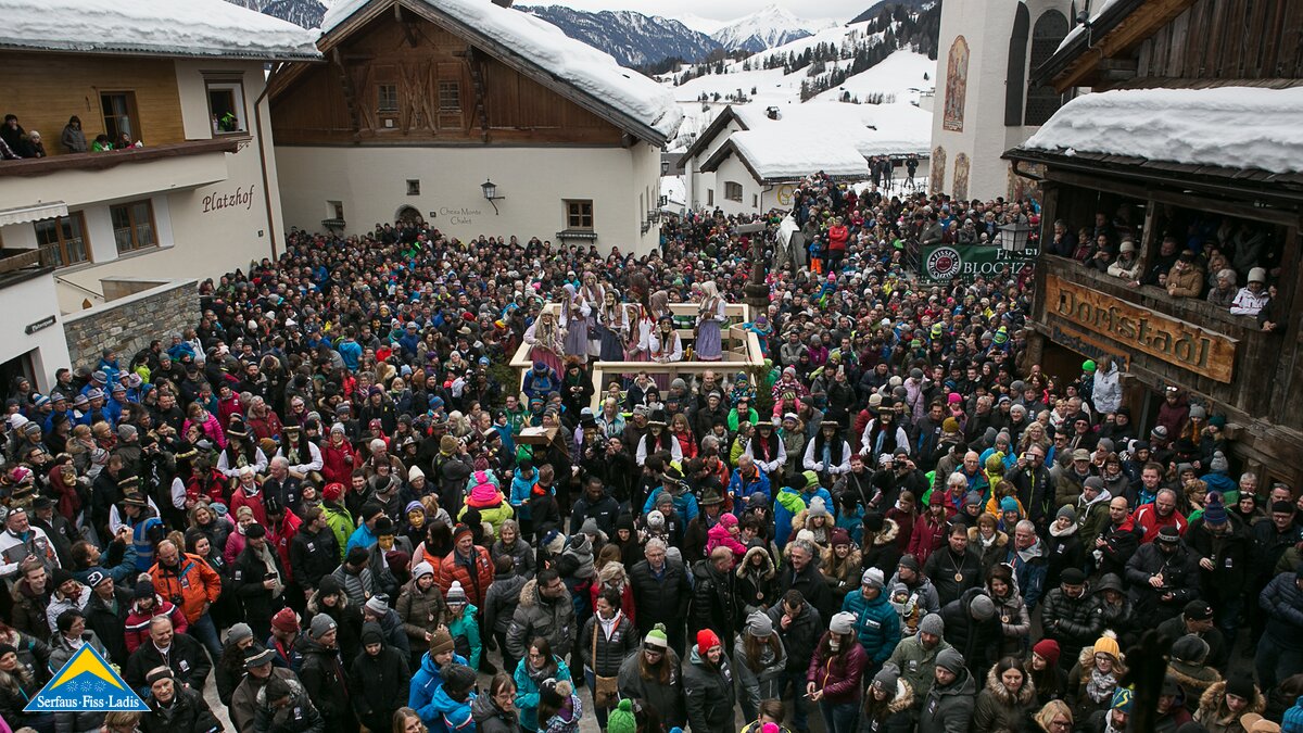 Zahlreiche Zuschauer ließen sich das Spektakel Fisser Blochziehen 2018 nicht entgehen | © Albin Hammerle