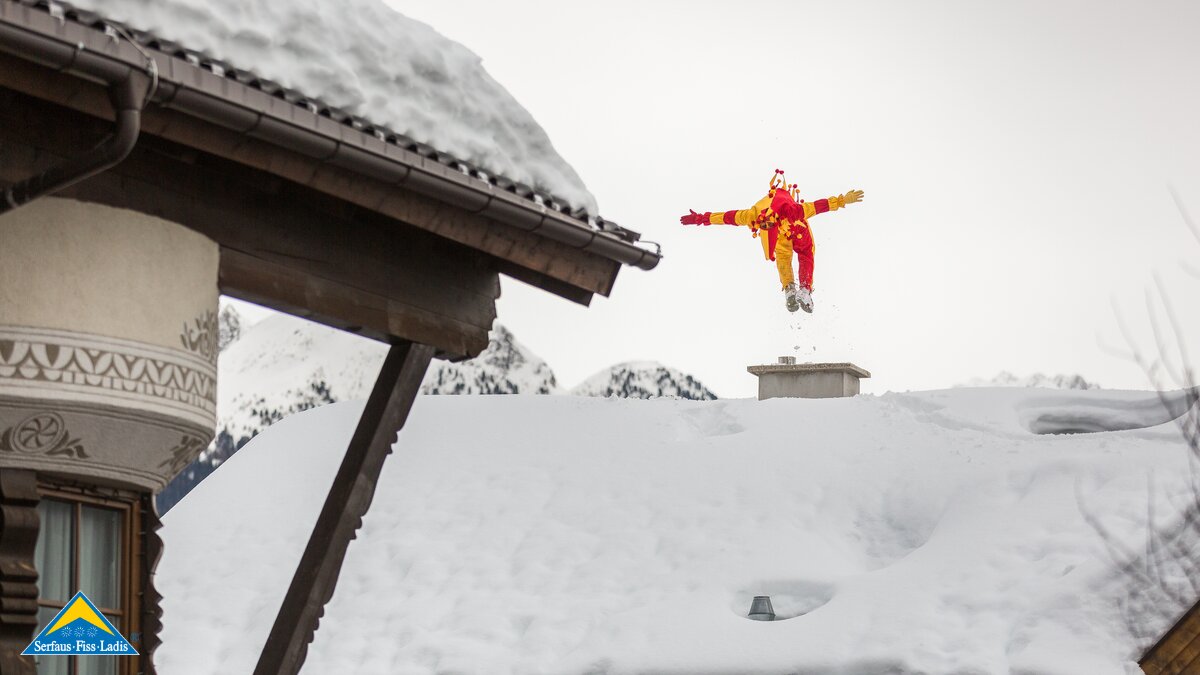 Der Bajatzl mit waghalsigen Sprüngen auf den Fisser Dächern | © Manuel Pale