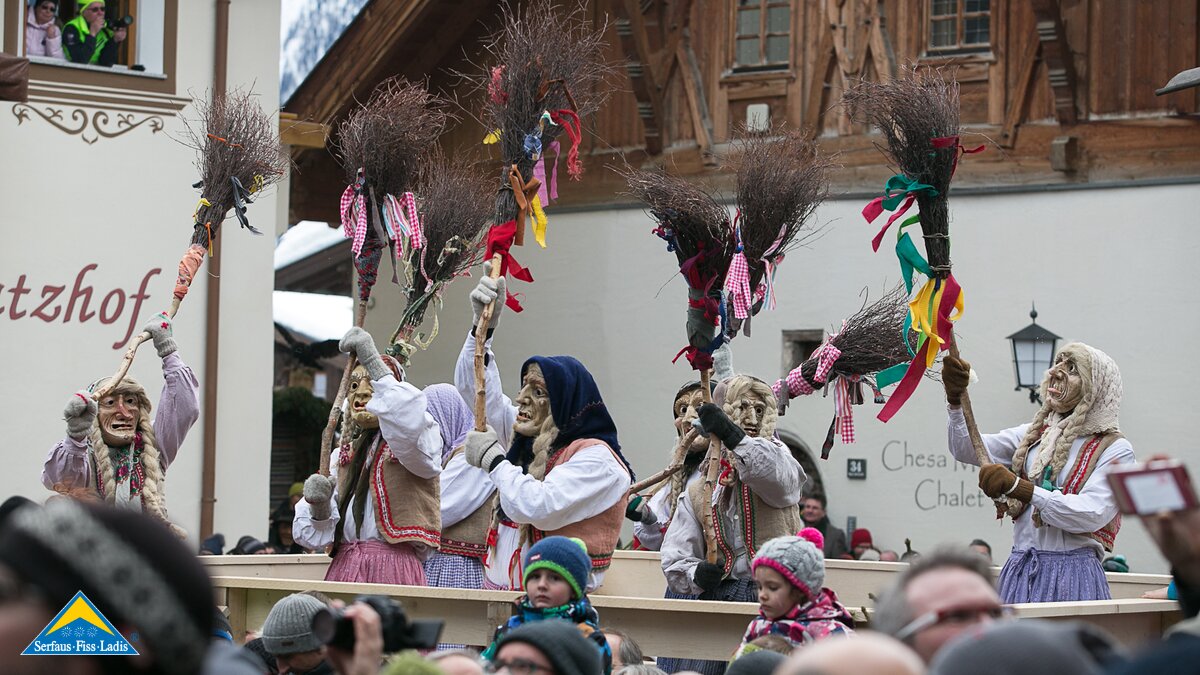 Die Hexen auf dem Wagen beim Fisser Blochziehen 2018 in Tirol | © Albin Hammerle
