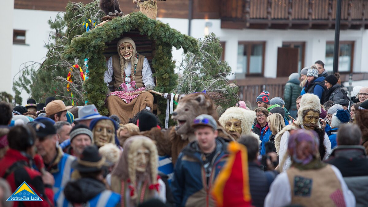 Die Oberhexe hat am Blochbaumwagen alles bestens im Blick beim Fisser Blochziehen in Tirol | © Albin Hammerle