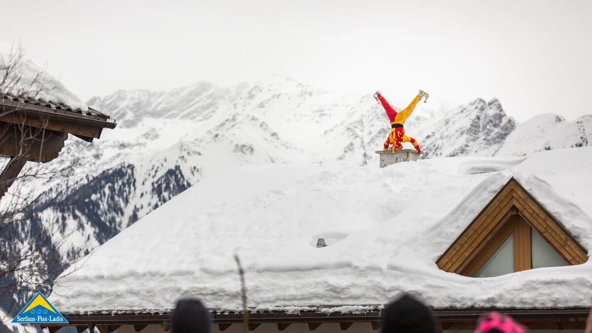 Der Bajatzl macht beim Fisser Blochziehen in Tirol einen Kopfstand am Kamin | © Manuel Pale
