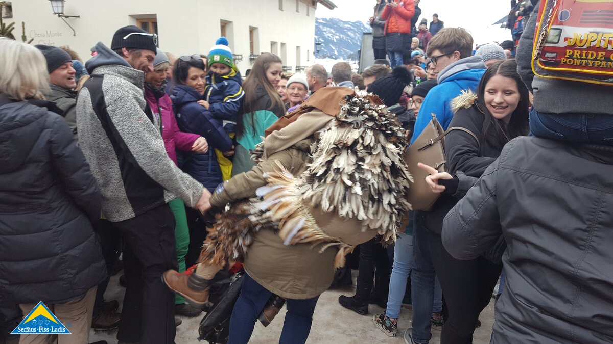 Der Giggeler besprang beim Fisser Blochziehen eine Zuschauerin | © Serfaus-Fiss-Ladis