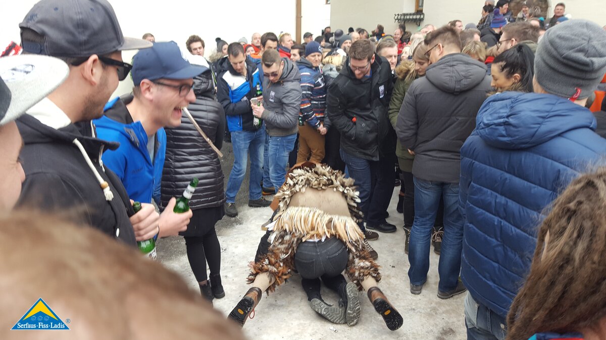 Der Giggeler rang eine Zuschauerin zu Boden beim Fisser Blochziehen in Tirol | © Serfaus-Fiss-Ladis