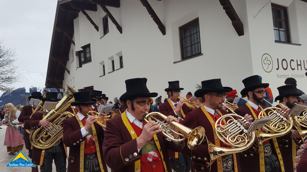 Die Musikkapelle beim Fisser Blochziehen in Tirol | © Serfaus-Fiss-Ladis