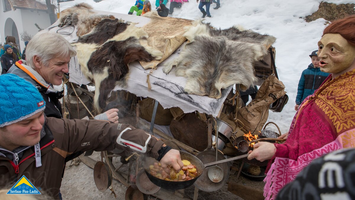 Zum Essen gab es beim Fisser Blochziehen 2018 natürlich auch etwas für die zahlreichen Zuschauer | © Andreas Kirschner