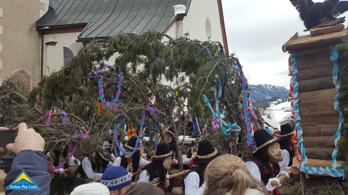 Traditioneller Tiroler Fasnachtsbrauch Fisser Blochziehen 2018 | © Serfaus-Fiss-Ladis
