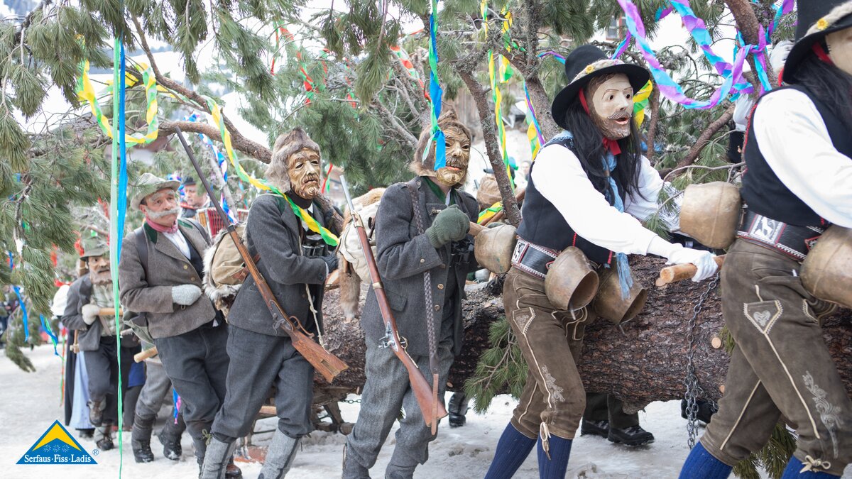 Der Fisser Bloch wird beim Fisser Blochziehen durch das Dorf gezogen | © Andreas Kirschner