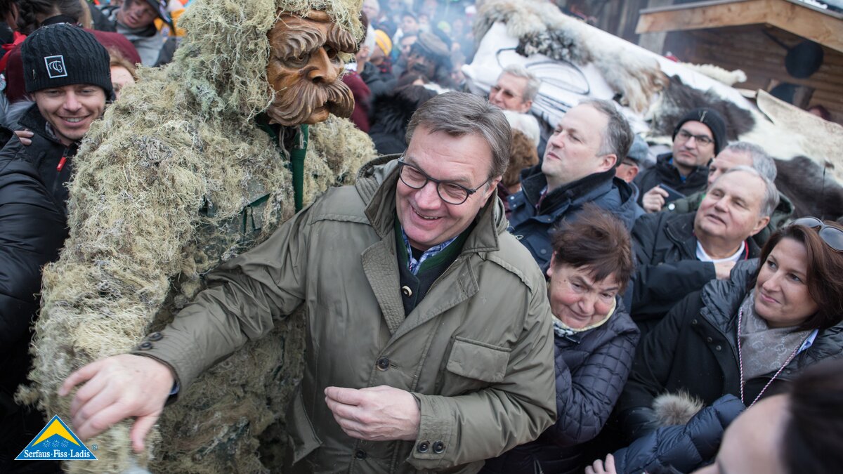 Der Miasmann hatte beim Fisser Blochziehen Tirols Landeshauptmann Günther Platter fest im Griff | © Andreas Kirschner