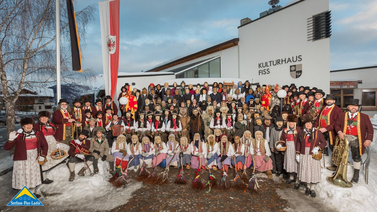 Gruppenfoto vom Fisser Blochziehen 2018 in Tirol | © Manuel Pale