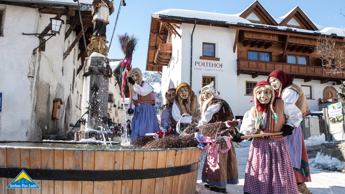 Hexen beim Kinderblochziehen in Fiss in Tirol | © Andreas Kirschner