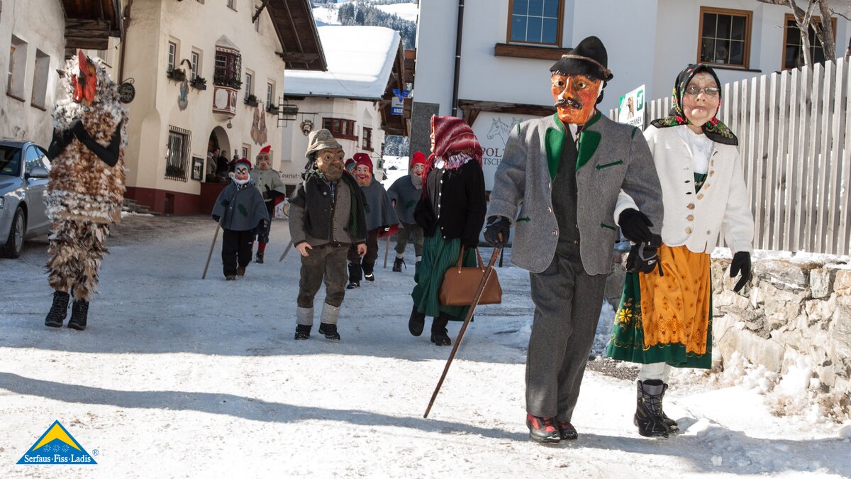 Das Kinderblochziehen in Fiss in Tirol ist ein alter Fasnachtsbrauch | © Andreas Kirschner
