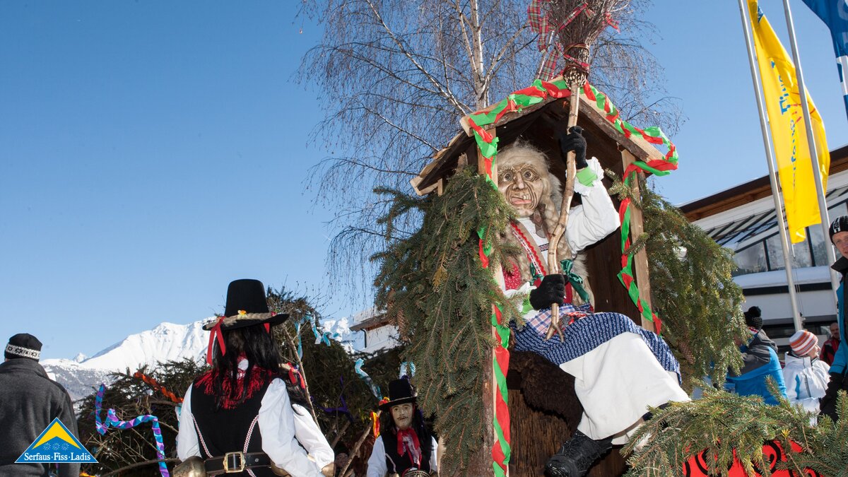 Die Oberhexe am Wagen beim Kinderblochziehen in Fiss in Tirol | © Andreas Kirschner