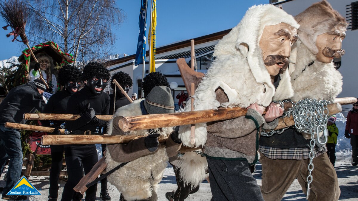 Das Kinderblochziehen in Fiss startet traditionell beim Kulturhaus in Serfaus-Fiss-Ladis in Tirol | © Andreas Kirschner