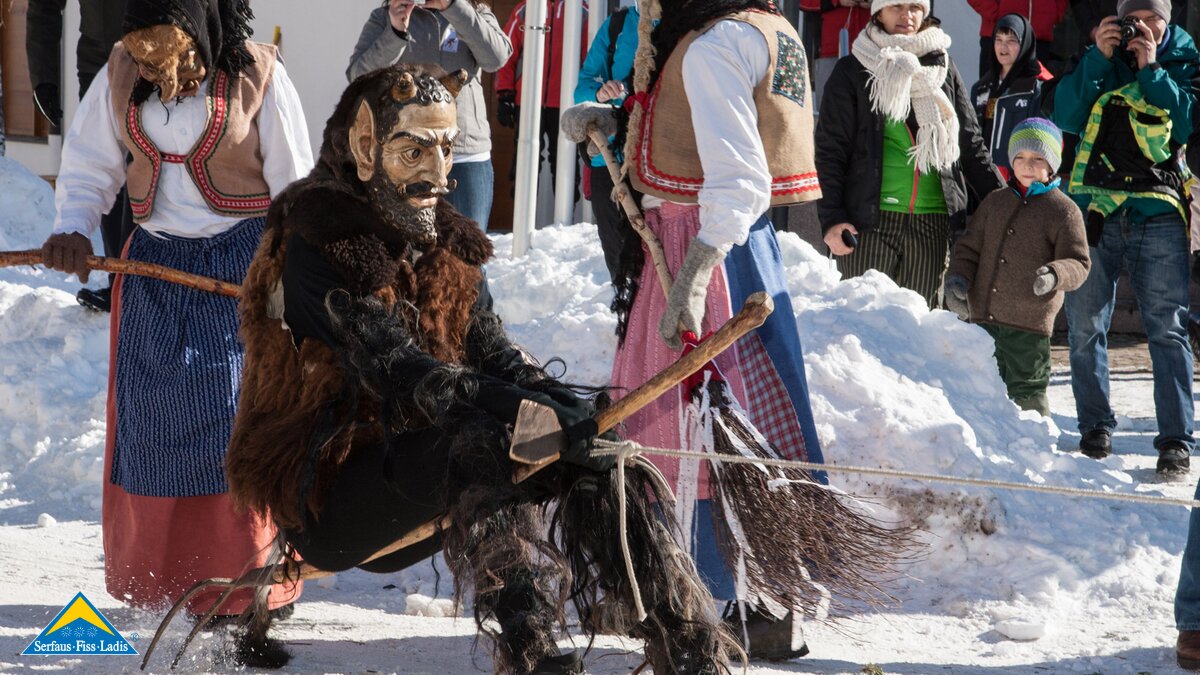 Der Schwoaftuifl versucht den Bloch am Weiterkommen zu hindern beim Kinderblochziehen in Fiss in Tirol | © Andreas Kirschner