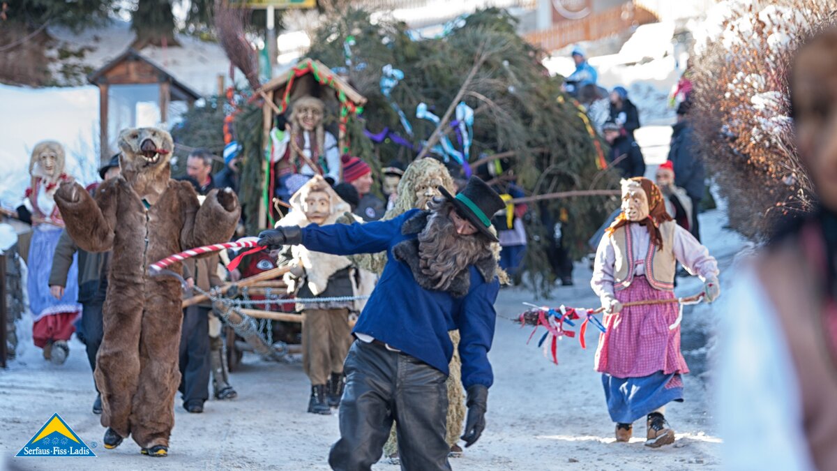 Der Fuhrmann und dahinter der Bloch beim Kinderblochziehen in Serfaus-Fiss-Ladis in Tirol | © Andreas Kirschner