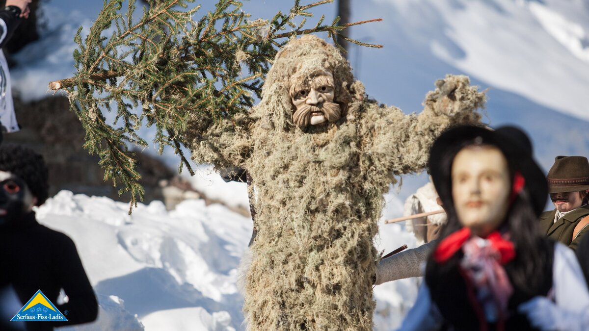 Der Miasmann beim Kinderblochziehen in Fiss in Tirol | © Andreas Kirschner