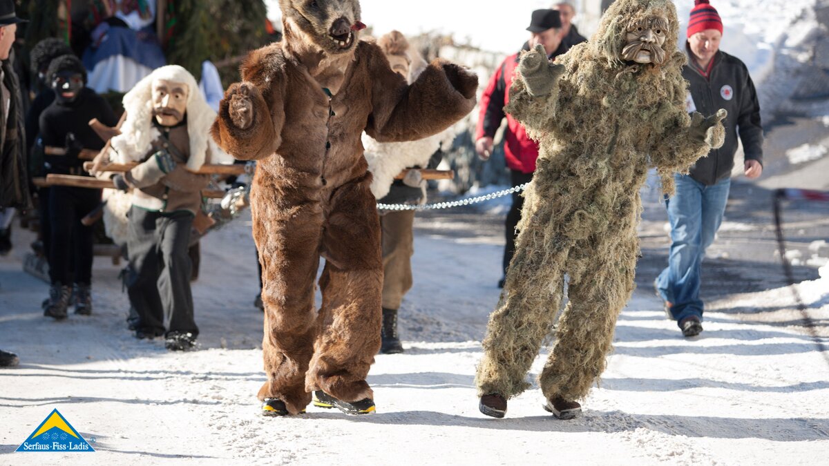 Bär und Miasmann beim Kinderblochziehen in Fiss in Tirol | © Andreas Kirschner