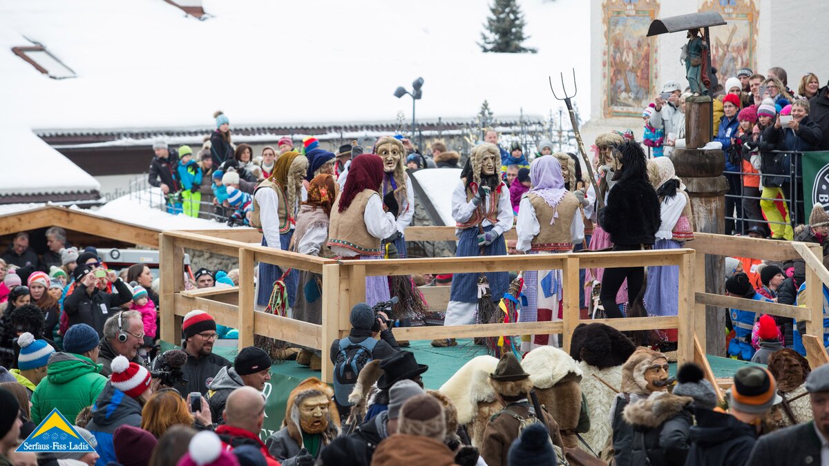 Hexen am Wagen beim Kinderblochziehen in Fiss in Tirol | © Andreas Kirschner