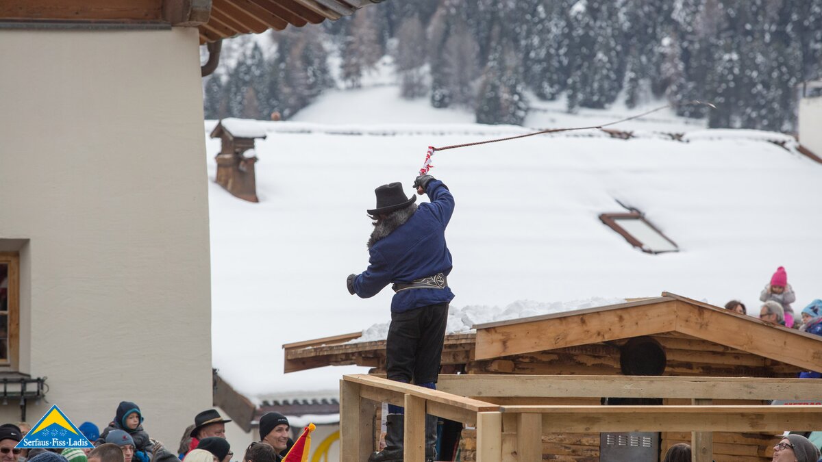Der Fuhrmann beim Kinderblochziehen in Fiss | © Andreas Kirschner