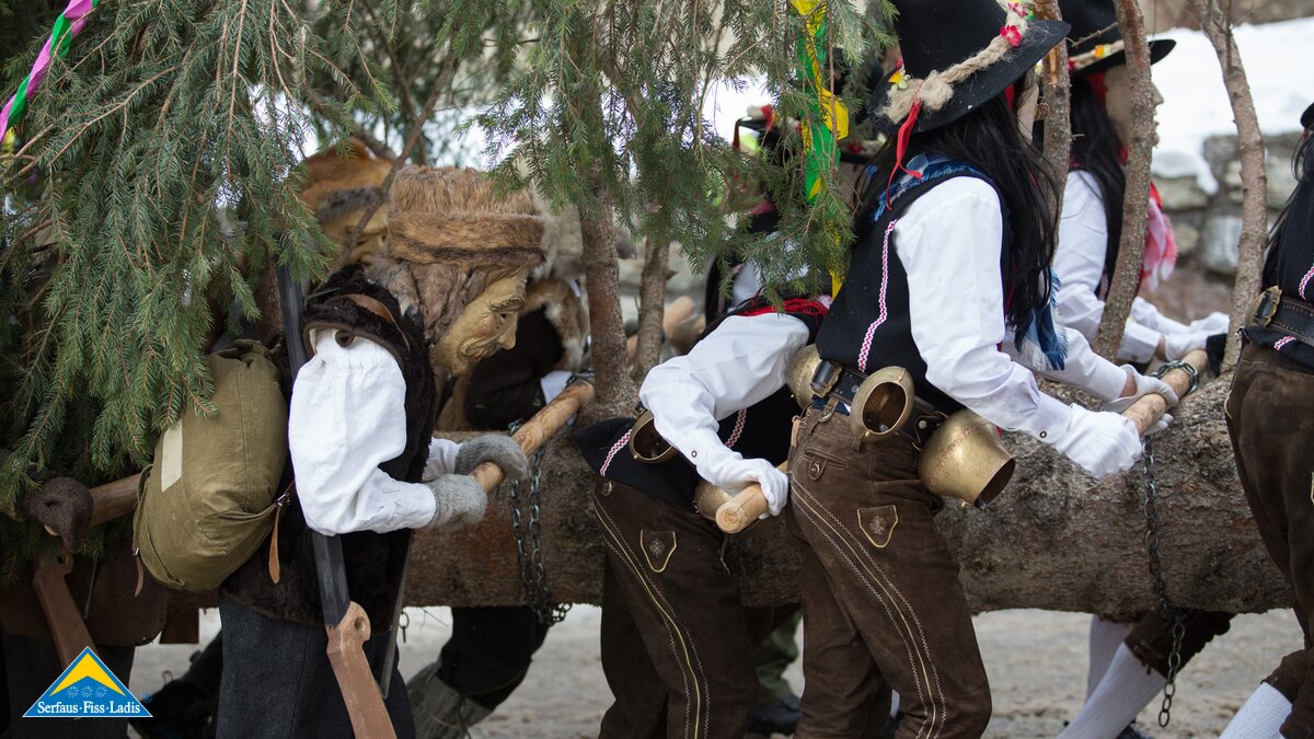 Der Bloch wird von den Fisser Kindern gezogen beim Kinderblochziehen in Tirol | © Andreas Kirschner