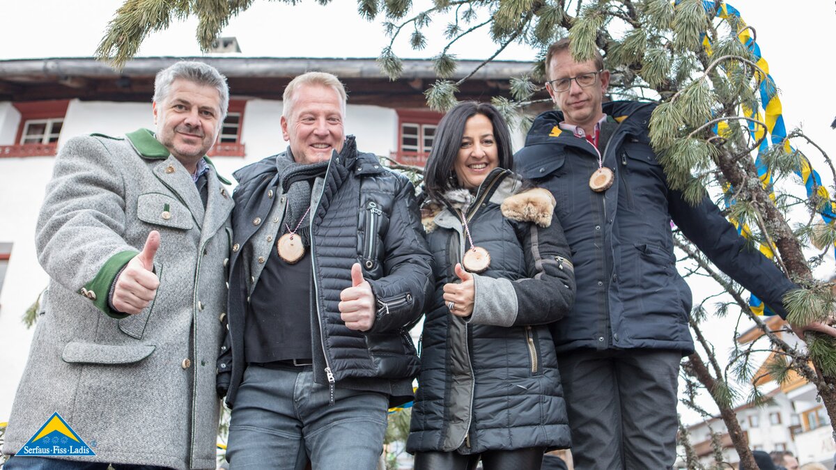 Der Sieger der Auktion freute sich sichtlich beim Fisser Blochziehen 2018 in Tirol | © Andreas Kirschner