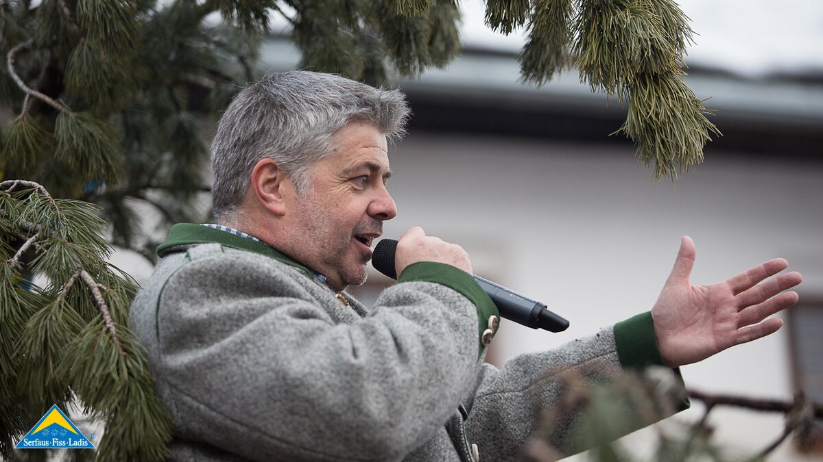 Die Versteigerung des Blochbaums wird durch den Fisser Bürgermeister Markus Pale vorgenommen | © Albin Hammerle