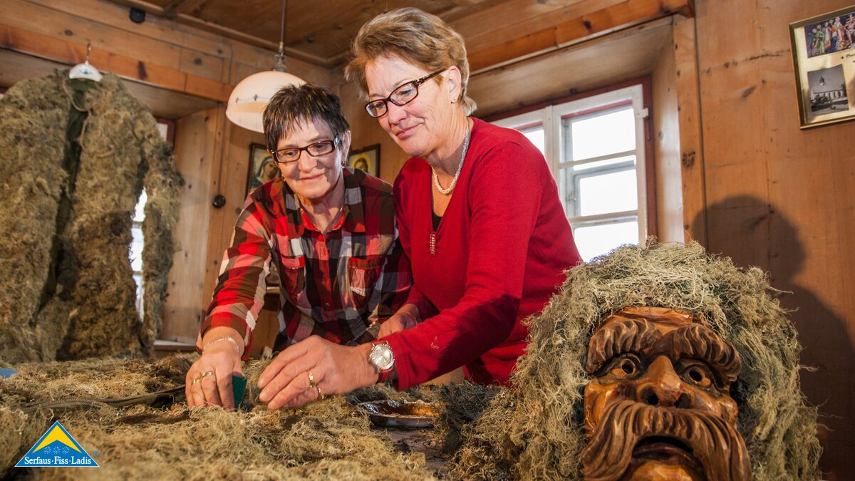 Vorbereitungen für das Kostüm des Miasmann beim Fisser Blochziehen in Tirol | © Andreas Kirschner