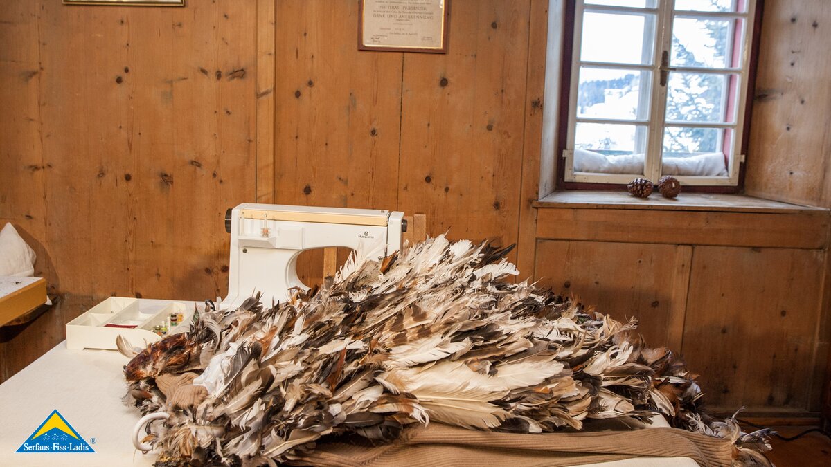 Das Kostüm vom Giggeler wird vorbereitet für das Fisser Blochziehen 2018 in Tirol | © Andreas Kirschner