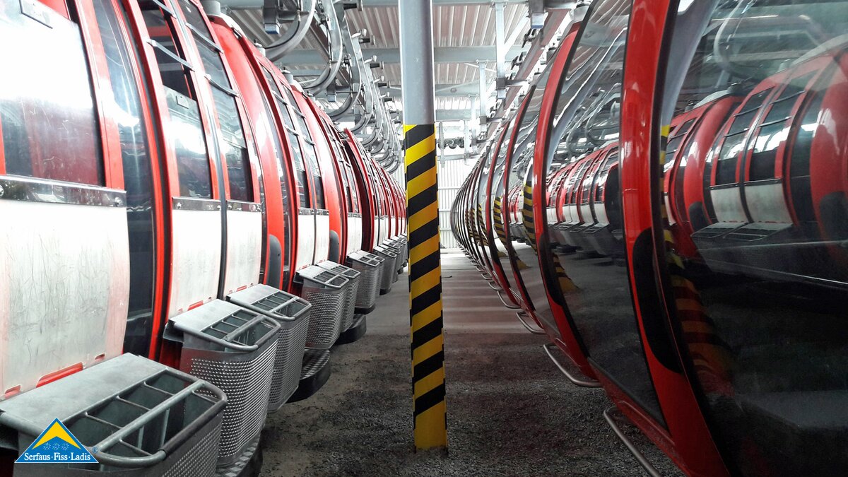 Die Gondeln der Schönjochbahn im Bahnhof an der Mittelstation in Serfaus-Fiss-Ladis in Tirol | © Serfaus-Fiss-Ladis