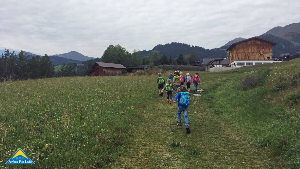 Mit dem Mini&Maxi Club Fiss geht es auf zu einem Bauernhof in Serfaus-Fiss-Ladis in Tirol | © Serfaus-Fiss-Ladis