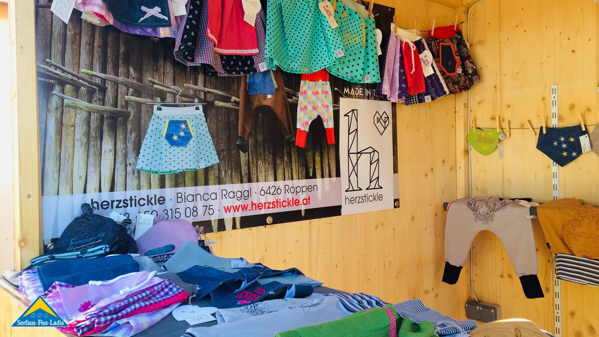 Hüttenverkauf bei Kunst am Berg in Serfaus-Fiss-Ladis in Tirol | © Serfaus-Fiss-Ladis