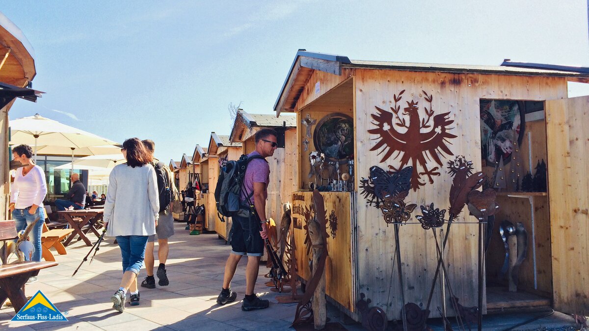 Hüttenverkauf bei Kunst am Berg in Serfaus-Fiss-Ladis in Tirol | © Serfaus-Fiss-Ladis