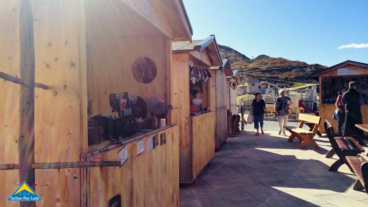 Hüttenverkauf bei Kunst am Berg in Serfaus-Fiss-Ladis in Tirol | © Serfaus-Fiss-Ladis
