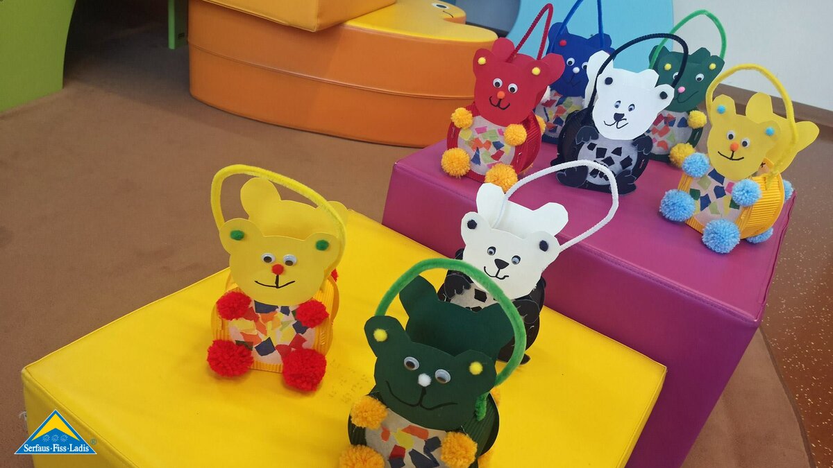 Die Kinder basteln Laternen für das Laternenfest in Serfaus-Fiss-Ladis in Tirol  | © Serfaus-Fiss-Ladis