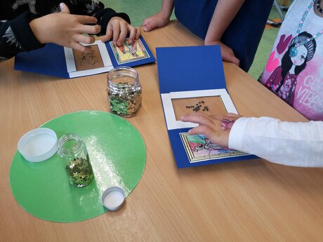 Zu Ehren des Heiligen Sankt Martins wird in Serfaus-Fiss-Ladis in Tirol für das Laternenfest gebastelt | © Kindergärten Serfaus-Fiss-Ladis 