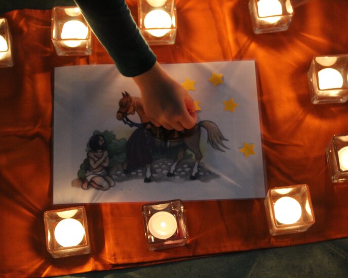 Kinder erfahren die Geschichte des Heiligen Sankt Martins in Serfaus-Fiss-Ladis in Tirol  | © Kindergärten Serfaus-Fiss-Ladis