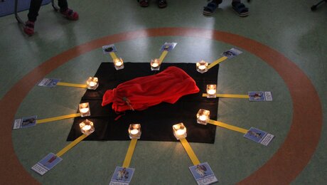 Zu Ehren des Heiligen Sankt Martins werden Spiele gespielt in Serfaus-Fiss-Ladis in Tirol  | © Kindergärten Serfaus-Fiss-Ladis