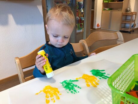 Die Kinder aus Serfaus-Fiss-Ladis in Tirol basteln fleißig für Sankt Martin  | © Serfaus-Fiss-Ladis 