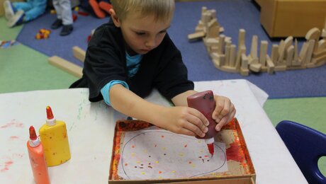 In den Kindergärten von Serfaus-Fiss-Ladis in Tirol wird fleißig für Sankt Martin gebastelt | © Kindergärten Serfaus-Fiss-Ladis