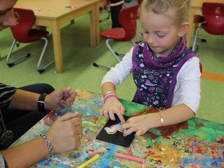 Einladungskarten für das Laternenfest in Serfaus-Fiss-Ladis in Tirol werden gebastelt | © Kindergärten Serfaus-Fiss-Ladis 