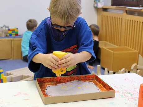 Die Kinder aus Serfaus-Fiss-Ladis in Tirol basteln Einladungskarten für Sankt Martin | © Serfaus-Fiss-Ladis